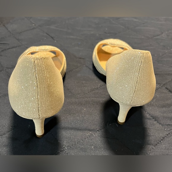 Gorgeous silver/white sparkle shoes & a crossbody/clutch purse. - Picture 4 of 10